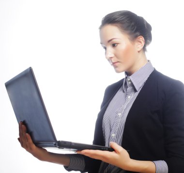 bir laptop tutan genç iş kadını