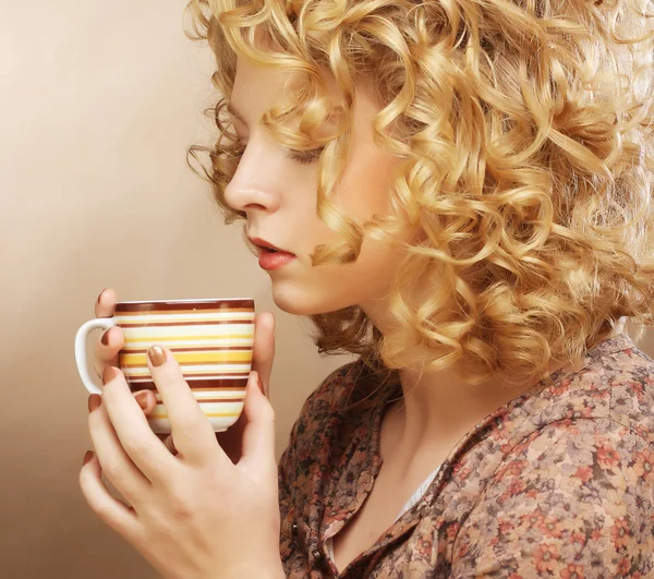 Kvinne som drikker kaffe – stockfoto