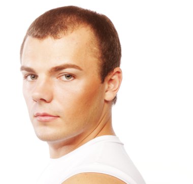 gülümseyen, kaslı, beyaz bir adam portresi