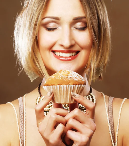 Schoonheid meisje met cake — Stockfoto