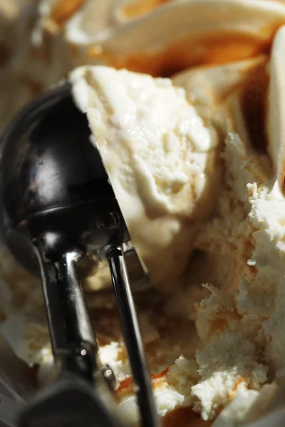 Кремовое карамельное мороженое — стоковое фото