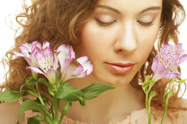 Blond flicka med rosa blomma på vit bakgrund — Stockfoto