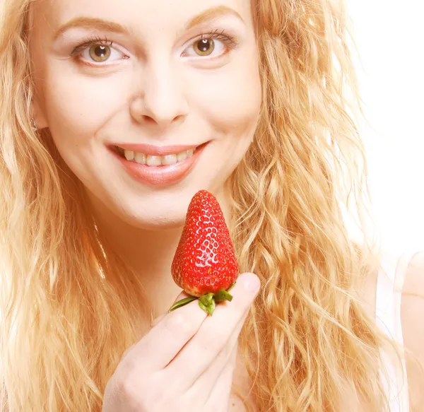 Szczęśliwa uśmiechnięta kobieta z truskawkami — Zdjęcie stockowe