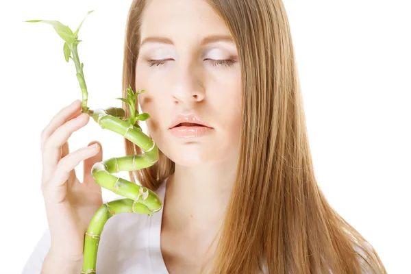 Jonge vrouw met bamboe — Stockfoto