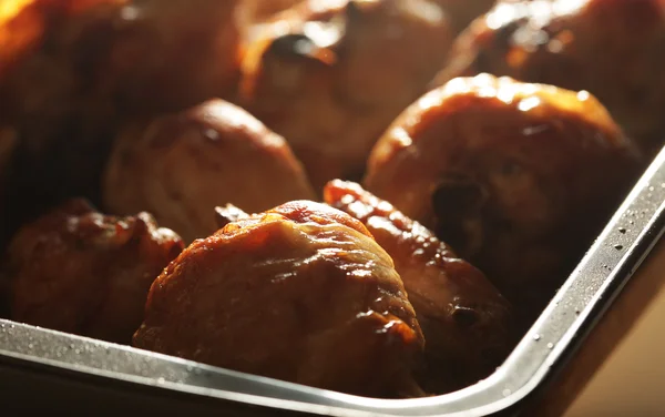 Fette di pollo arrosto su una teglia da forno — Foto Stock