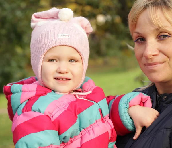 Gelukkig moeder met een dochter — Stockfoto