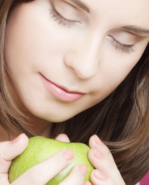 Retrato de mujer joven con manzana verde —  Fotos de Stock