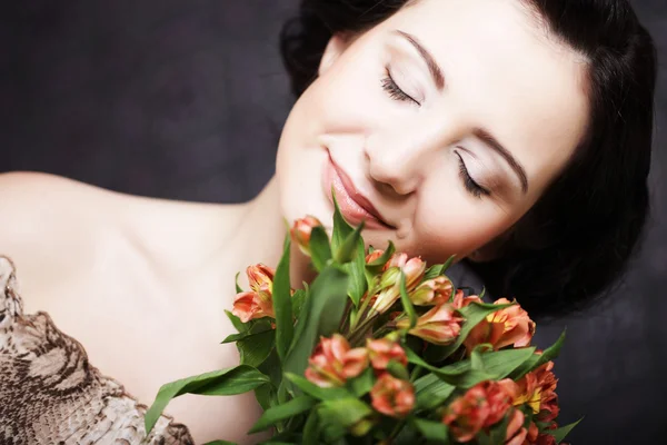 ผู้หญิงสวยที่มีดอกไม้ — ภาพถ่ายสต็อก