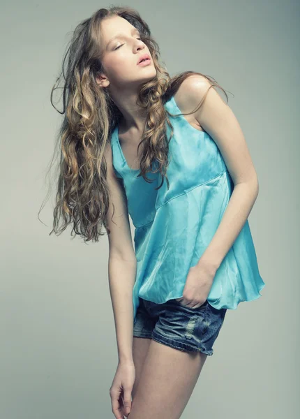 Modelo de moda com cabelo encaracolado — Fotografia de Stock