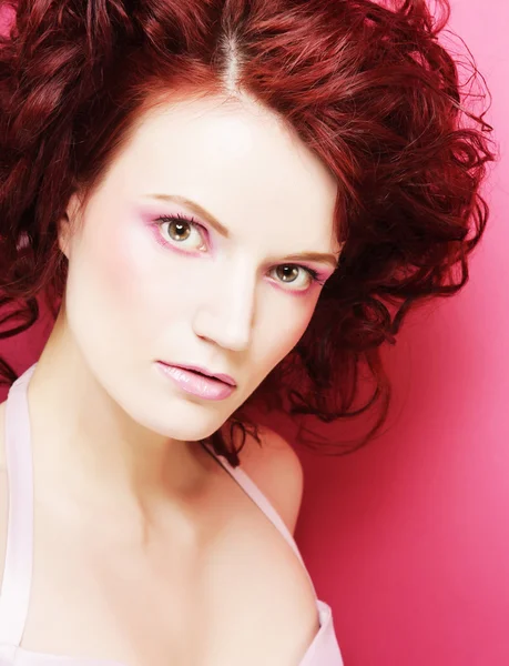 Güzel makyaj ve kırmızı kıvırcık saçlı olan kadın — Stok fotoğraf