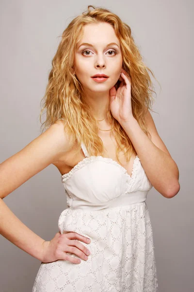 Portret van prachtige krullende blond meisje — Stockfoto