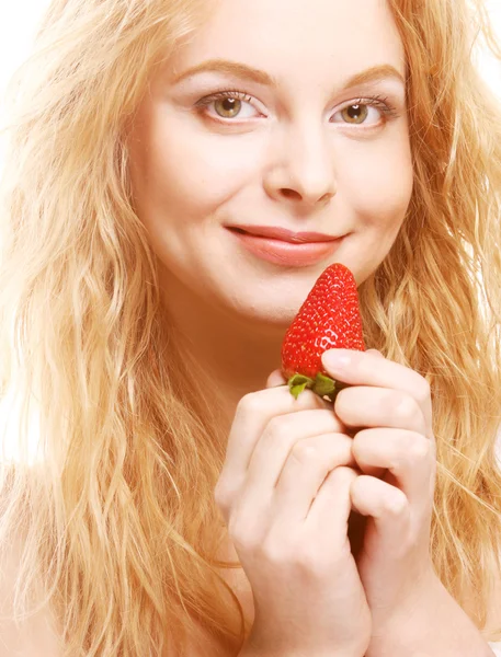 Felice donna sorridente con fragola — Foto Stock