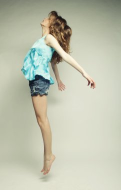 Stüdyoda yüksek model atlıyor