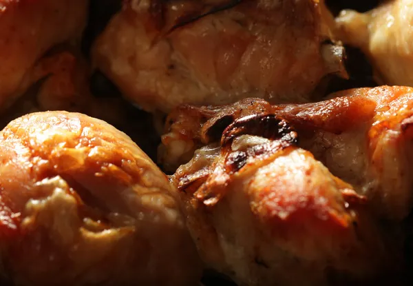 Palitos de pollo asado en una bandeja para hornear — Foto de Stock