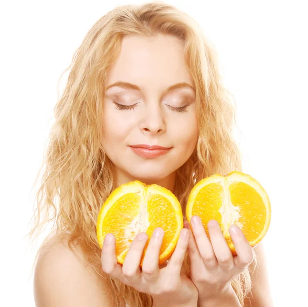 Femme blonde avec des oranges dans les mains — Photo