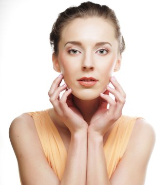 Beyaz arka plandaki kadın