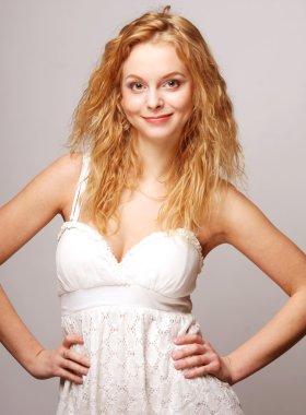 güzel kıvırcık sarışın kız