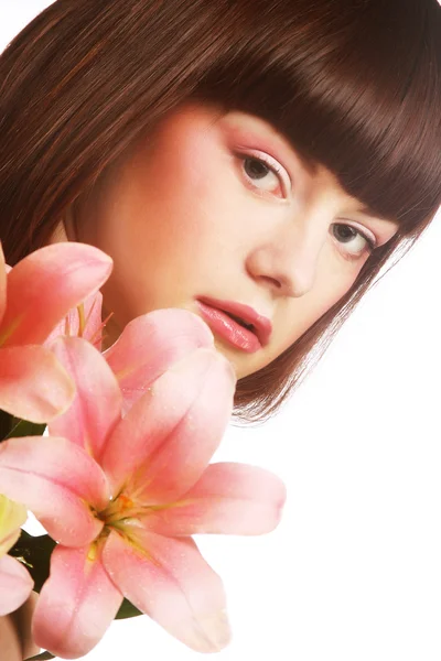 Mulher bonita com flor de lírio rosa — Fotografia de Stock