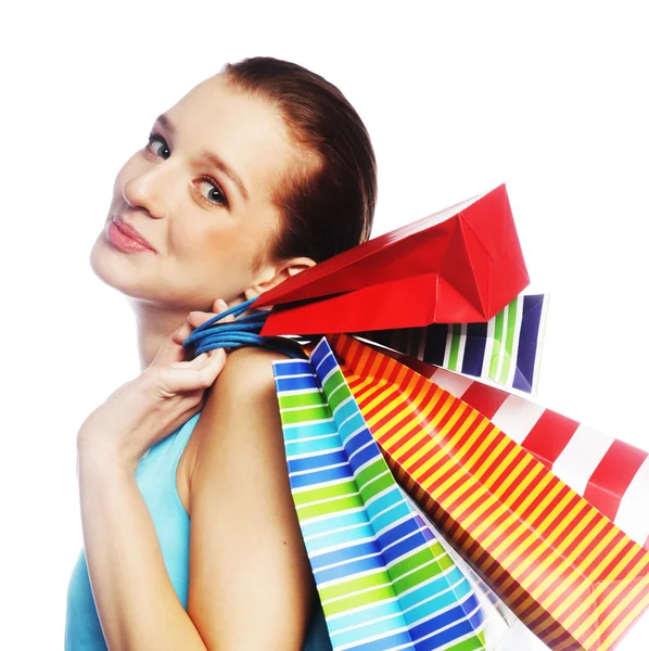 Jovem mulher carregando sacos de compras — Fotografia de Stock