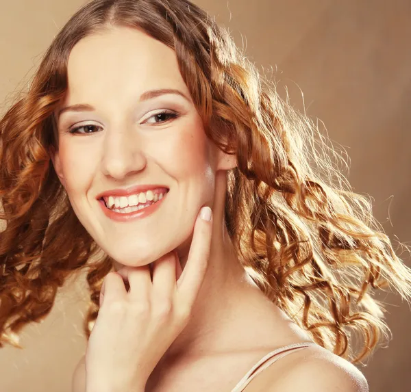 Beautiful young woman with curly hair. — Stock Photo, Image