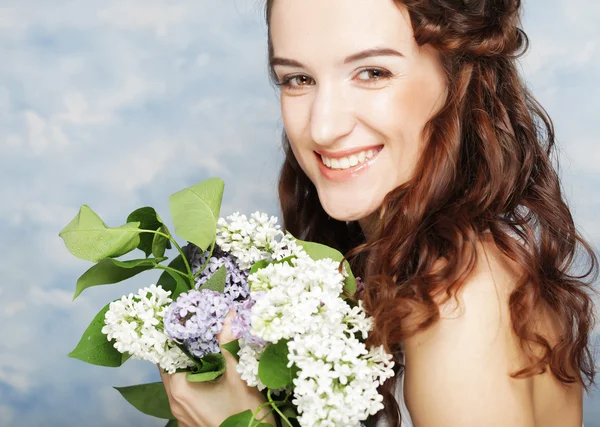 Bella donna con fiori lilla — Foto Stock