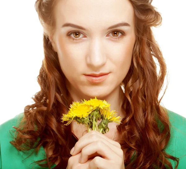 Donna con bouquet di tarassaco — Foto Stock