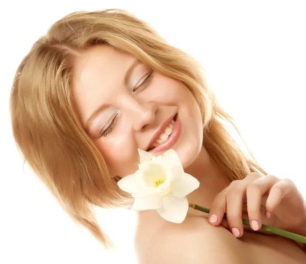 Flicka leende och med blomma narcissus — Stockfoto