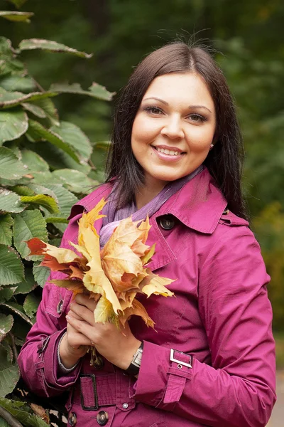 Donna che cammina nel parco autunnale — Foto Stock