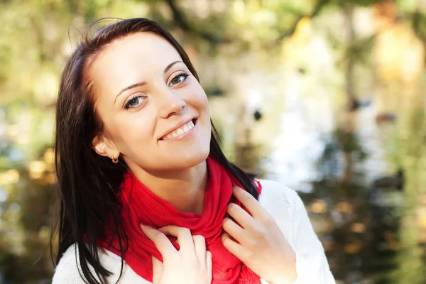 Frau in der Nähe des Flusses im Herbst — Stockfoto