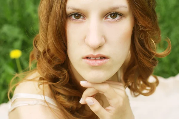 Femme dans le parc d'été — Photo