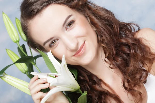 Schöne Frau mit einer Lilie Blumen — Stockfoto