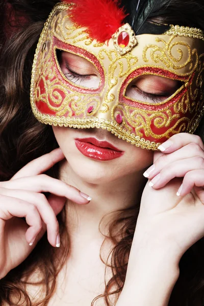 年轻女子在一个红色的神秘面具 — 图库照片