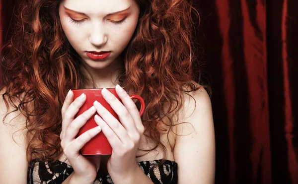 Frau trinkt Kaffee — Stockfoto