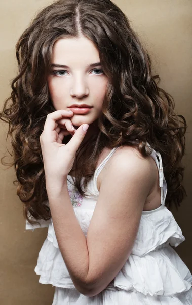 Образ красивой молодой женщины с вьющимися волосами — стоковое фото