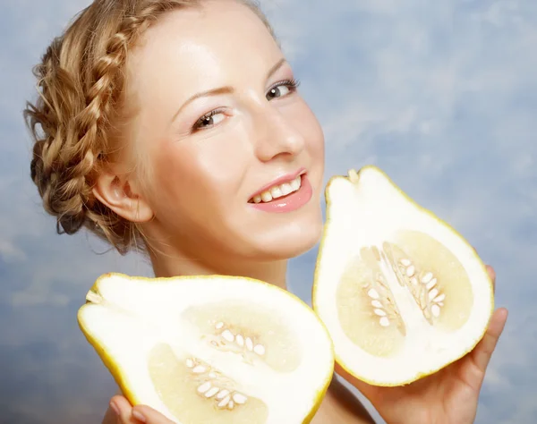 Meisje houdt in echt grote citrusvruchten - pamelo, — Stockfoto