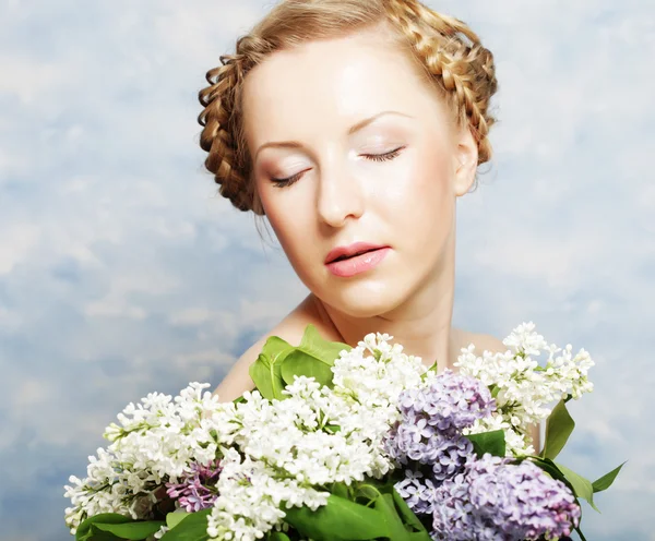 Menina com flores lilás — Fotografia de Stock