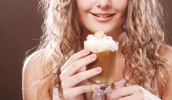 Bardak kahve witn krem ile kız — Stok fotoğraf