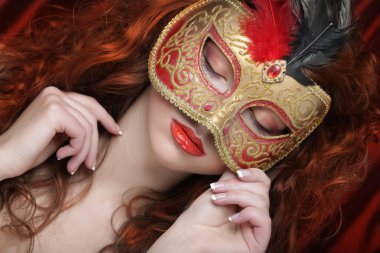 genç kadın kırmızı, gizemli bir maske