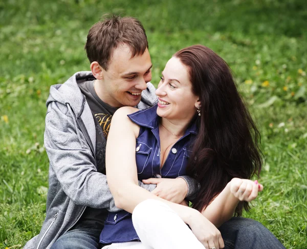 Retrato de hermosa pareja joven —  Fotos de Stock