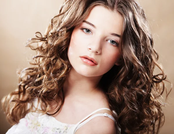 Bella giovane donna con i capelli ricci — Foto Stock