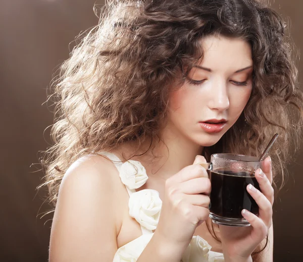 Woman drinking coffee — Stock Photo, Image