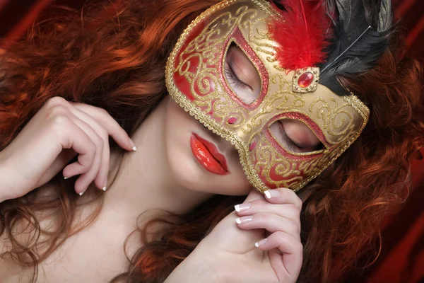 Junge Frau mit roter geheimnisvoller Maske — Stockfoto