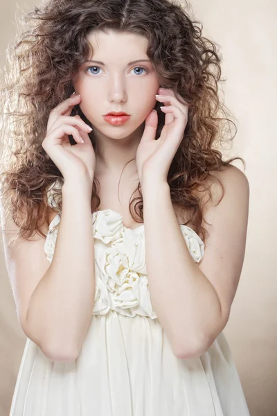 白色连衣裙的年轻女人 — 图库照片