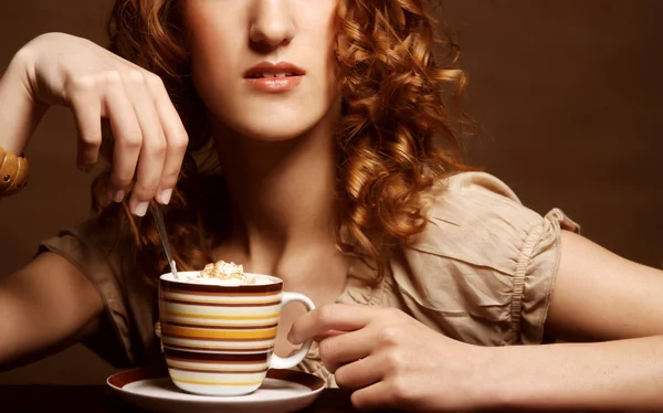 Bella donna che beve caffè — Foto Stock