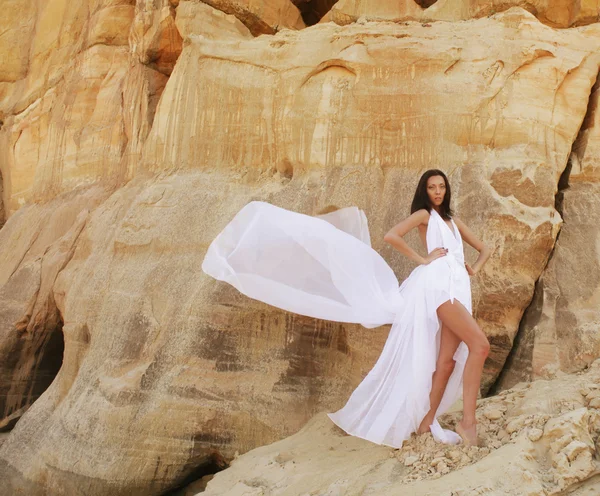 Mulher no deserto sobre fundo de areia — Fotografia de Stock