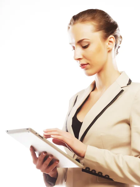 Ung affärskvinna arbetar på Tablet PC — Stockfoto