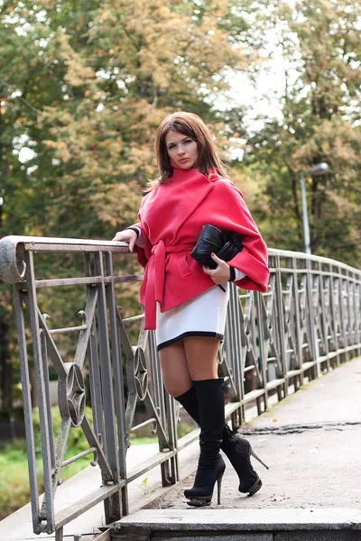 Modefrau auf Brücke im Herbstpark — Stockfoto