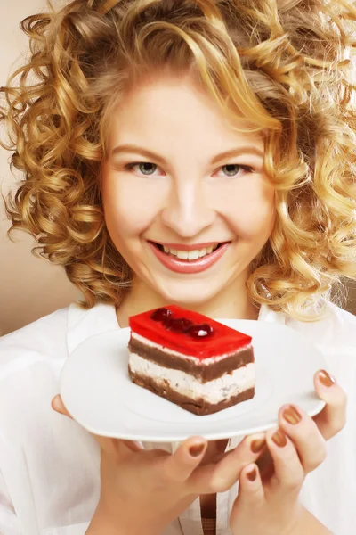 Junge Frau mit einem Kuchen — Stockfoto
