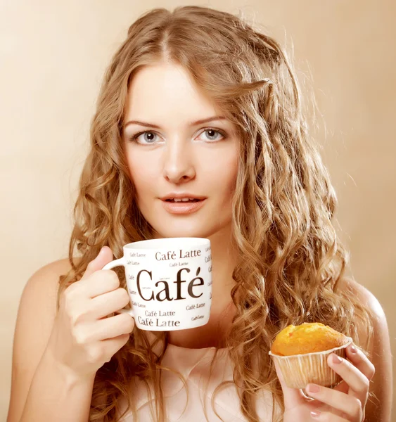 Femme avec café et gâteau — Photo