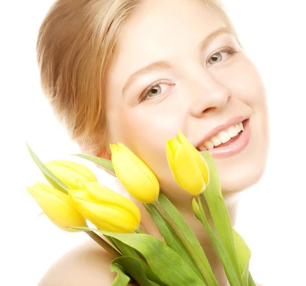 Mladá usměvavá žena s žluté tulipány — Stock fotografie